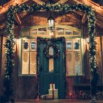 Navidad decorated,house,facade,with,presents,from,santa,claus,before,christmas.