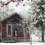 Navidad wooden,cabin,in,snow,storm,with,trees